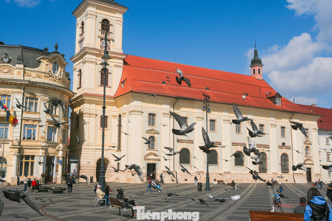 Quảng trường Piața Mare tràn ngập ánh nắng và cánh chim bồ câu. Ảnh: Kinh Quốc.