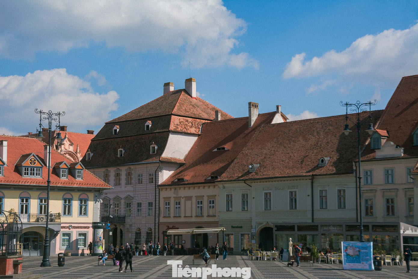 Khi du khách lang thang trên những con đường lát đá cuội ở Sibiu, họ không chỉ đơn thuần là người quan sát mà còn là người tham gia vào một câu chuyện được dệt nên từ quá khứ và liên tục đổi mới theo từng thế kỷ. Ảnh: Kinh Quốc.