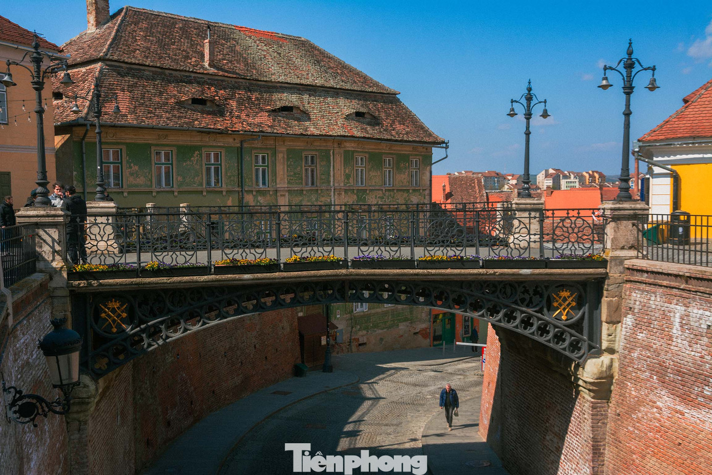 Cây cầu Dối trá - một địa điểm nổi tiếng của Sibiu gắn liền với nhiều truyền thuyết về những lời hứa hẹn còn dở dang trong tình yêu đôi lứa. Ban đầu, đây chỉ do sự nhầm lẫn trong cách phát âm. Trong tiếng Đức: “Liegenbrücke” (tên gọi gốc, có nghĩa là ‘Chiếc cầu nằm’ bởi vì nó không có những cây cột chống đỡ ở dưới), còn “Lügnerbrücke” (tên gọi hiện tại, mang nghĩa ‘Lời dối trá’). Nhìn xuống cầu Dối trá vẫn là những đôi mắt. Ảnh: Kinh Quốc.