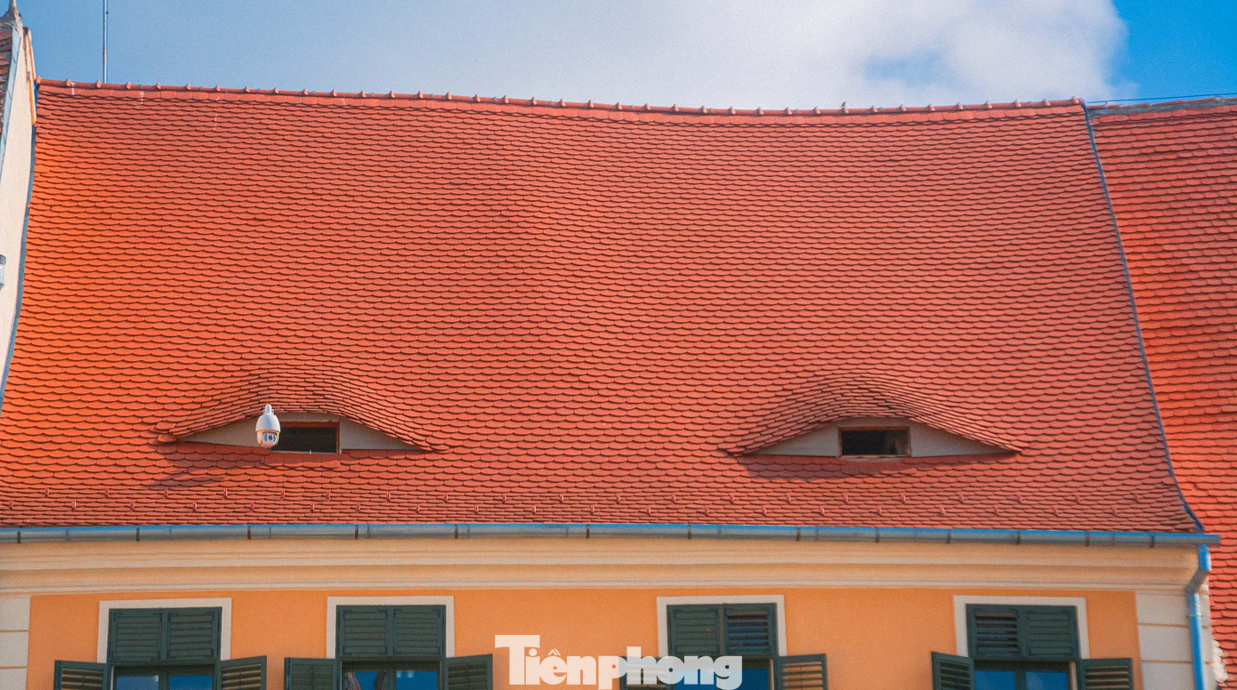 Như vị hộ vệ thầm lặng canh giữ thành phố, những đôi mắt này là không chỉ đem lại cảm giác tò mò và “đáng sợ” cho du khách. Ảnh: Kinh Quốc.