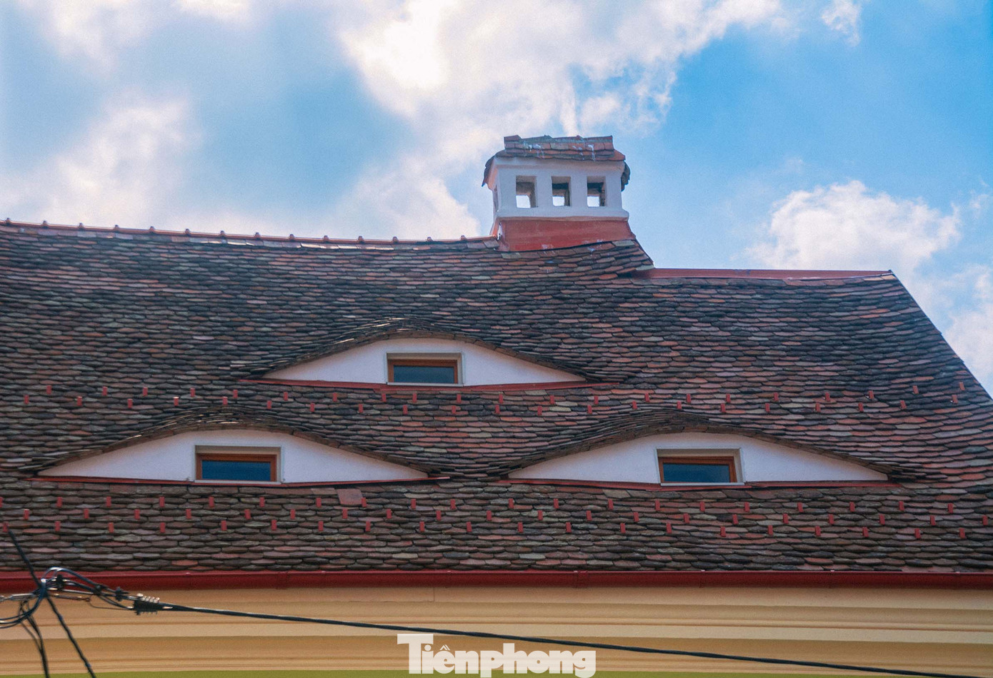 Cư dân của Sibiu thời điểm bấy giờ chủ yếu là người Đức Saxon, thường dự trữ thực phẩm như pho mát, xúc xích và ngũ cốc trên gác mái của họ. Các cửa sổ hẹp, với các lỗ mở được bố trí hợp lý, cho phép không khí mát lưu thông và ngăn ngừa tình trạng tích tụ hơi ẩm, đảm bảo thực phẩm quý giá luôn trong lành. Ảnh: Kinh Quốc.