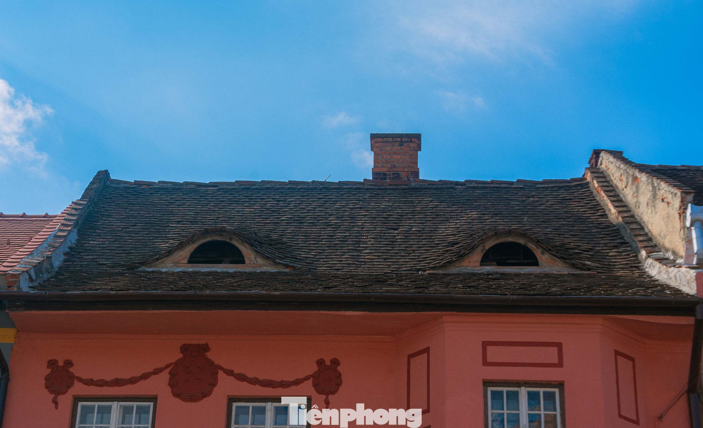 Đôi mắt Sibiu vượt xa những đặc điểm kiến trúc đơn thuần. Ảnh: Kinh Quốc.