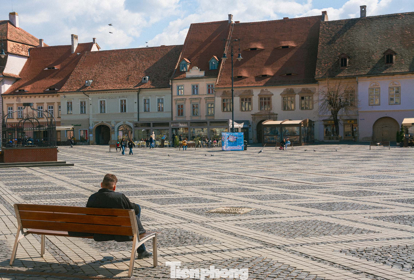 Chuyến viếng thăm Sibiu không chỉ là hành trình xuyên qua một thành phố quyến rũ của vùng Transylvania tại đất nước Romania, mà còn là cơ hội để kết nối với một nơi mà lịch sử thì thầm kể chuyện từ trên những mái nhà… Ảnh: Kinh Quốc.