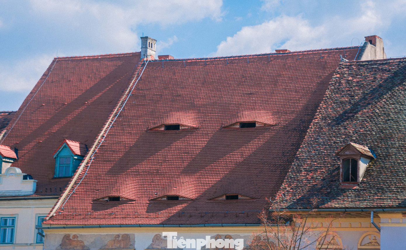 Vào năm 2017, người dân đã biến đôi mắt của Sibiu từ một hình ảnh đáng sợ trở thành biểu tượng của sự chính trực. Một nhóm kêu gọi chống lại nạn tham nhũng tại đất nước này có tên "Vă vedem din Sibiu" (Chúng tôi canh chừng mấy người từ Sibiu) đã dùng đôi mắt này làm logo của họ. Ảnh: Kinh Quốc.