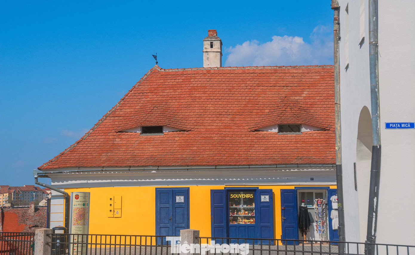 Dạo trên khu phố cổ bao quanh quảng trường Piața Mare ở Sibiu, một chút sững lại khi phát hiện trên lớp mái ngói màu cam đất của những ngôi nhà sặc sỡ màu pastel đặc trưng kiến trúc châu Âu là cơ man những đôi mắt đang hướng vào mình. Ảnh: Kinh Quốc.