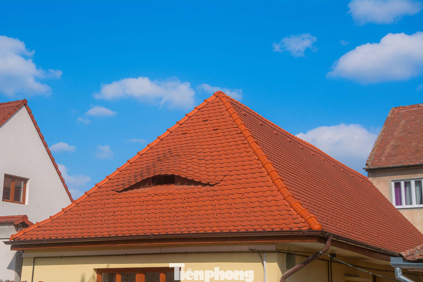 Trên thực tế, “đôi mắt của Sibiu” có nguồn gốc bình thường, xuất phát từ nhu cầu của người dân. Được xây dựng từ khoảng thời gian từ thế kỉ 15 đến thế kỉ 19, những ô cửa sổ mang hình đôi mắt người này chỉ đơn thuần là một hệ thống thông gió. Ảnh: Kinh Quốc.