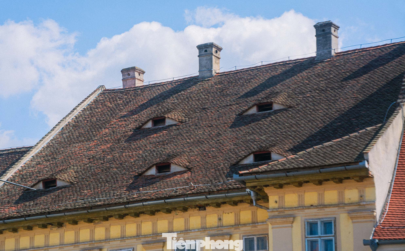 Những đôi mắt trên mái ngói là linh hồn của Sibiu. Ảnh: Kinh Quốc.
