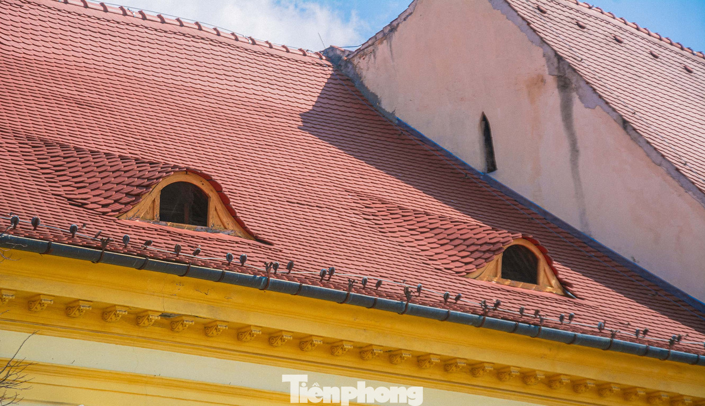 Trải qua nhiều trăm năm, người dân địa phương đã thêu dệt nên biết bao câu chuyện về những đôi mắt thao thức đó. Người thì tin rằng chúng là những thần hộ vệ xua đuổi những hồn ma xấu xa và bất hạnh. Nhiều người thì lo âu về một nỗi sợ bị theo dõi, để tự nhắc nhở bản thân phải cư xử đúng mực, tránh những hành vi sai trái. Ảnh: Kinh Quốc.