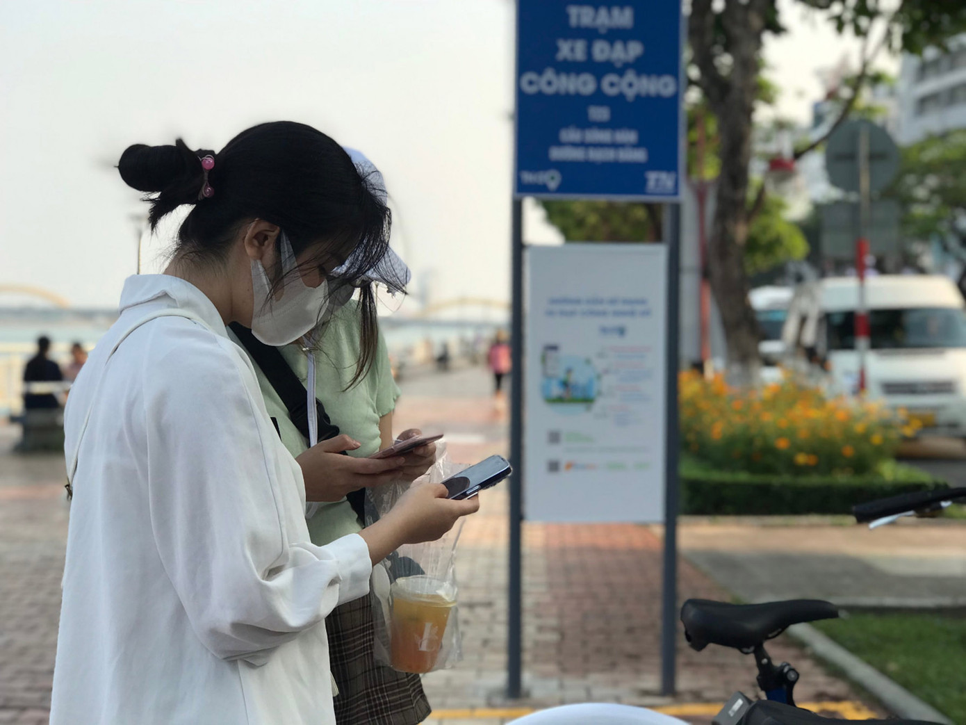 Để sử dụng xe chỉ cần tải ứng dụng TNGO về điện thoại thông minh, đăng ký và đăng nhập tài khoản bằng số điện thoại. Người dùng thanh toán qua các ứng dụng Momo, Zalo, Viettel, VTCPay,... sau đó quét mã QR in trên khóa để mở lấy xe. Ảnh: Phượng – Nhung