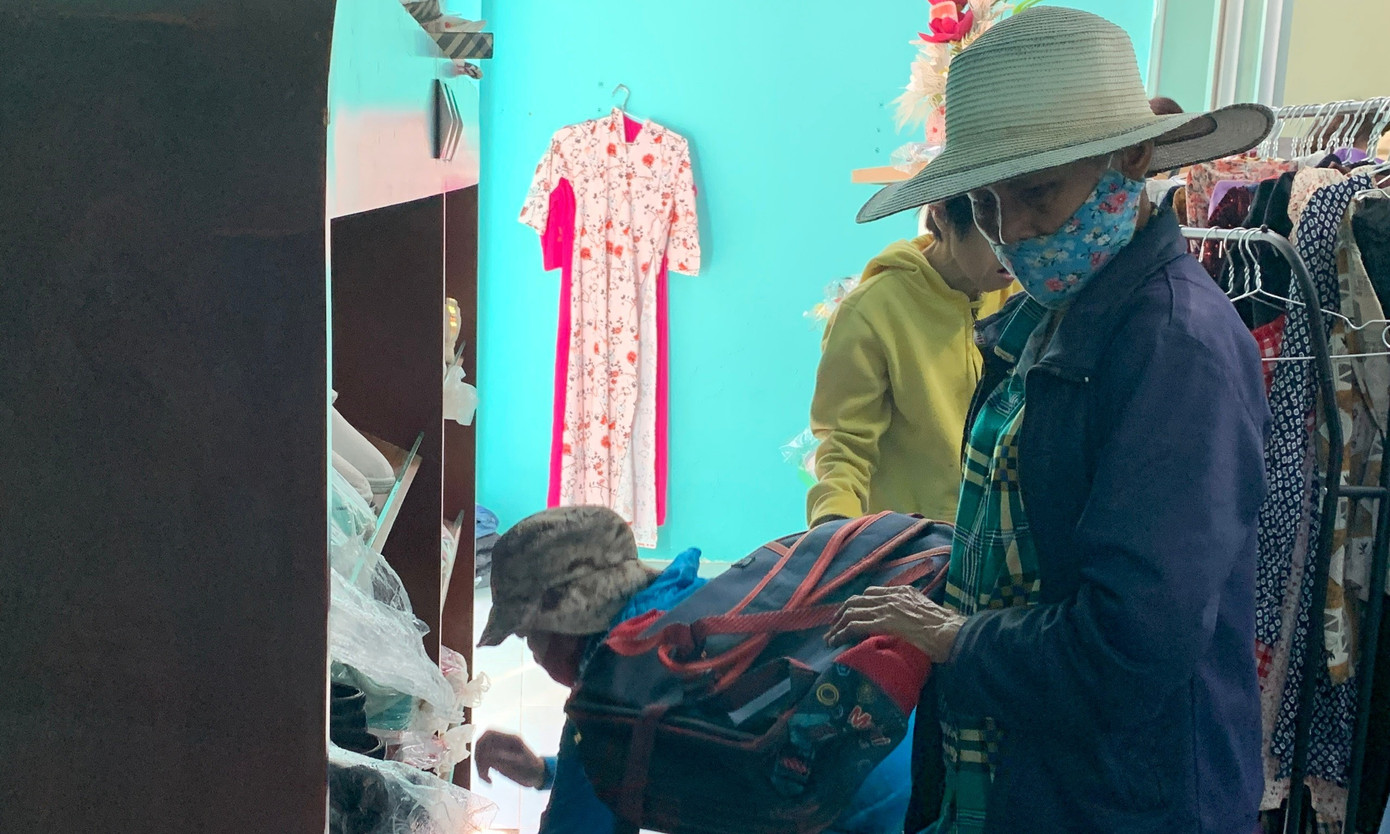 Với phương châm Ai cần thì lấy – Ai có thì cho, từ những chiếc áo ấm đến những đôi giày, mọi món đồ đều mang theo câu chuyện của sự chia sẻ và yêu thương, đem lại không khí ấm áp và nhân văn.