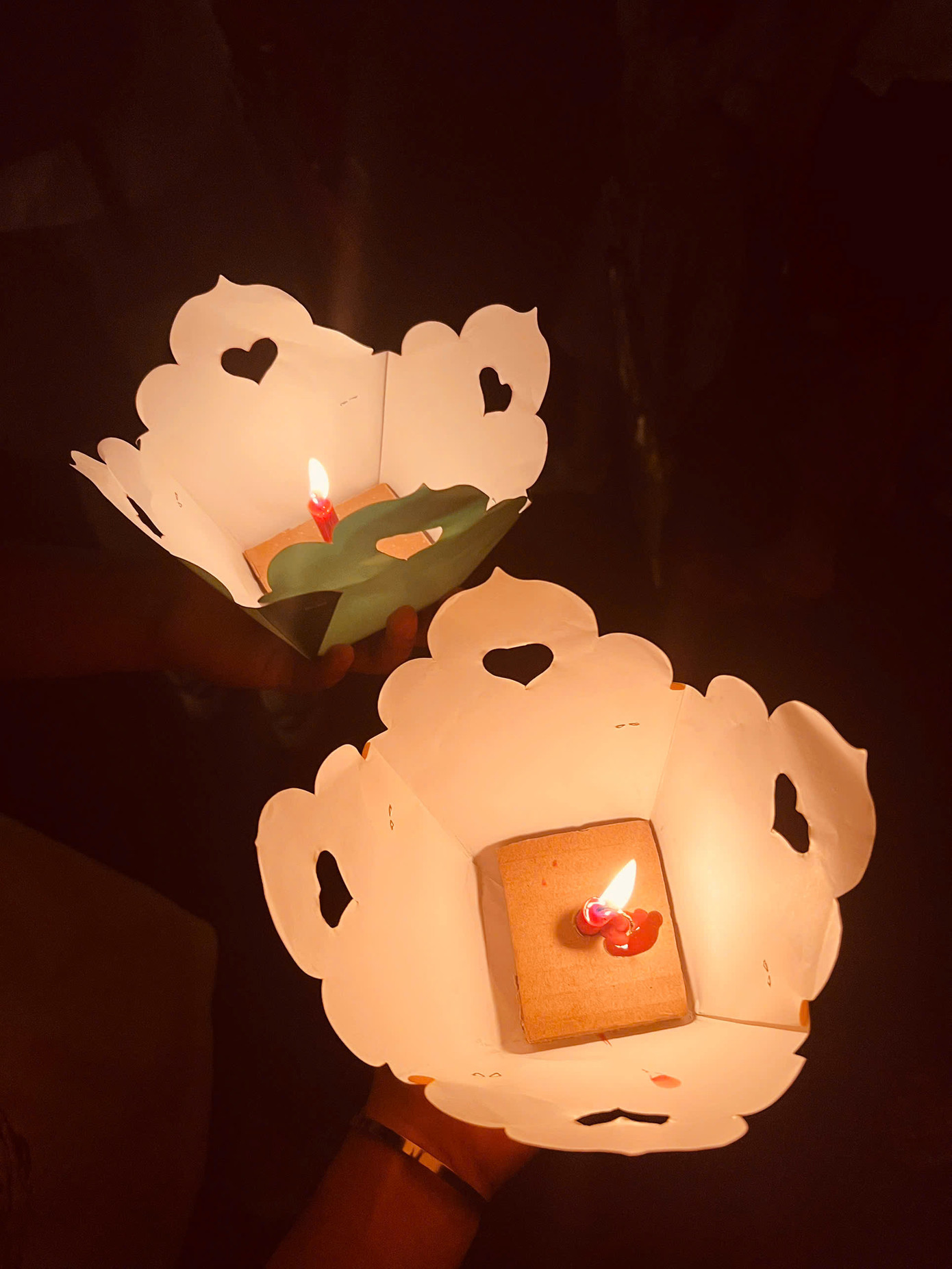 Những chiếc hoa đăng thả trên sông với tâm niệm sẽ đem lại nhiều điềm lành, may mắn. Ảnh: Văn Nhất