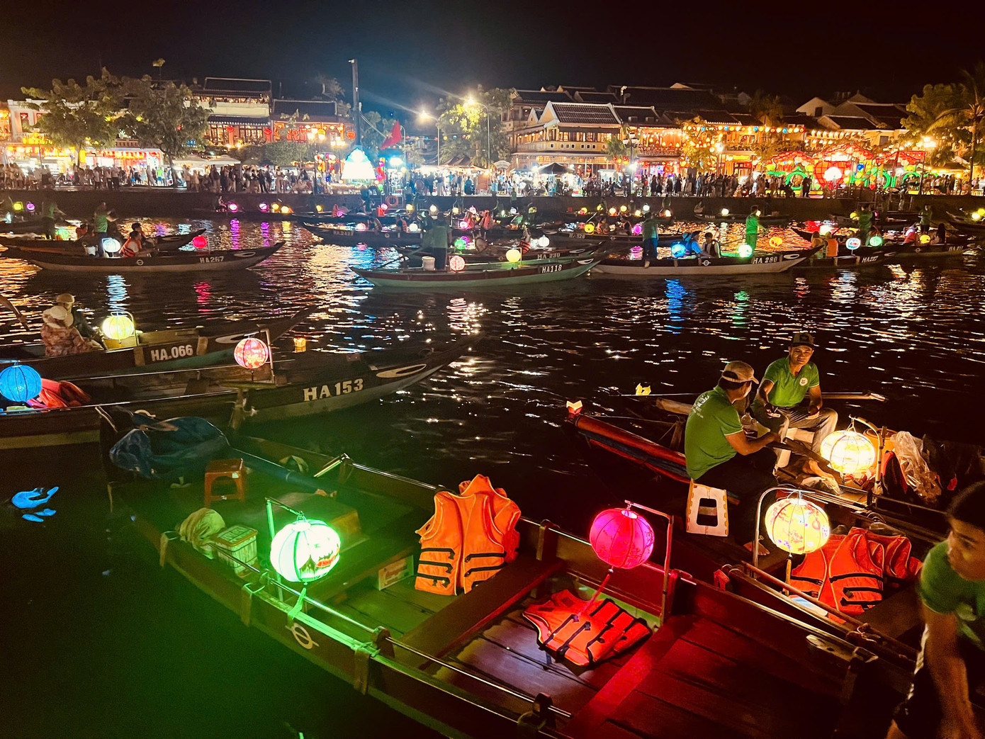 Sông Hoài với muôn sắc màu hoài niệm. Ảnh: Văn Nhất