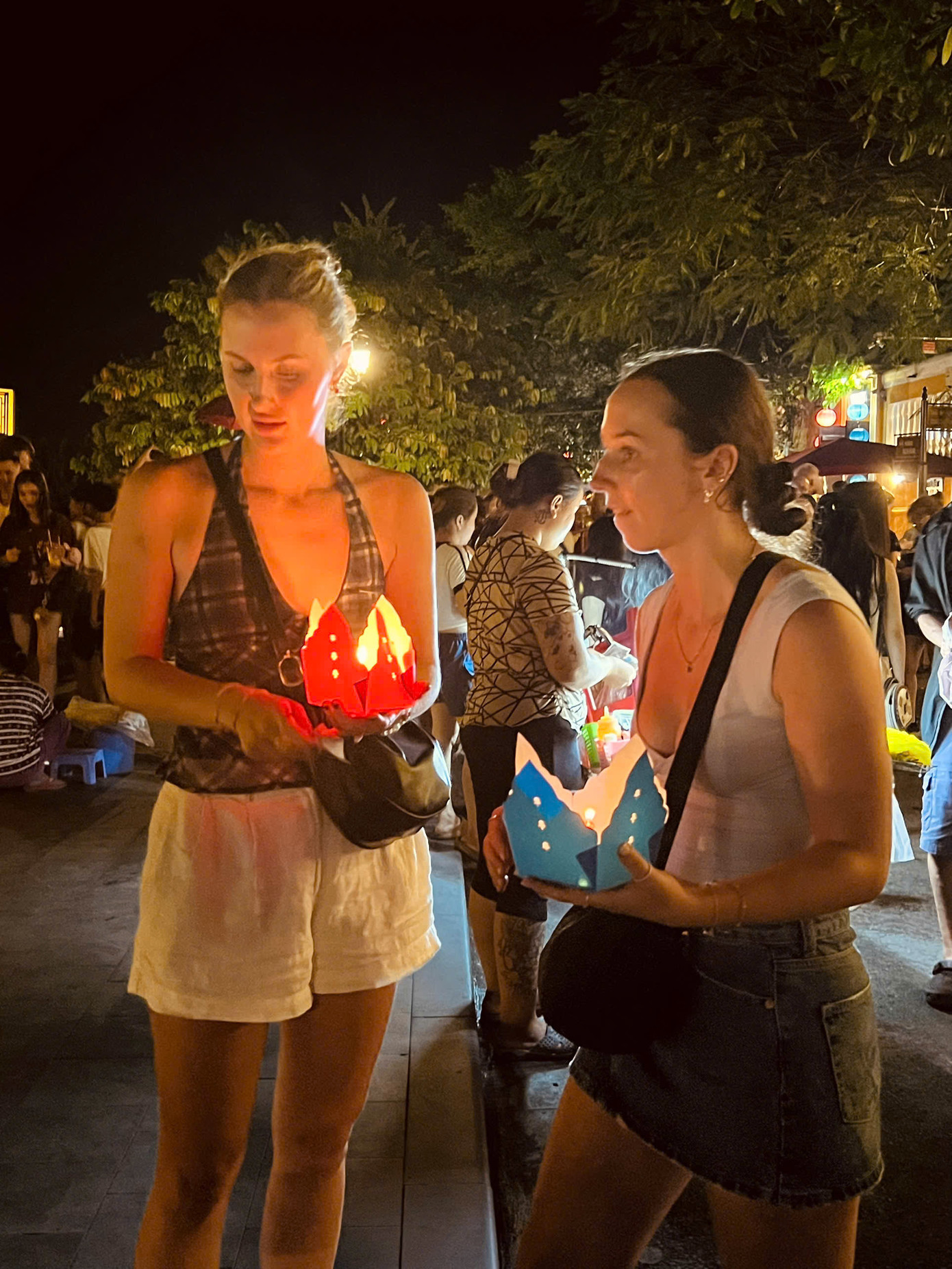 Những chiếc hoa đăng thả trên sông với tâm niệm sẽ đem lại nhiều điềm lành, may mắn. Ảnh: Văn Nhất