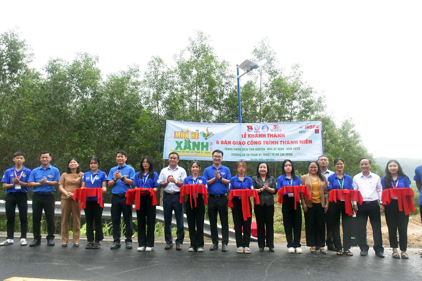 Anh Nguyễn Tường Lâm, Bí thư T.Ư Đoàn cùng lãnh đạo tỉnh Phú Yên cắt băng khánh thành công trình nhà tình thương cho hộ nghèo và công trình Thắp sáng đường quê. Ảnh: Huyền Oanh