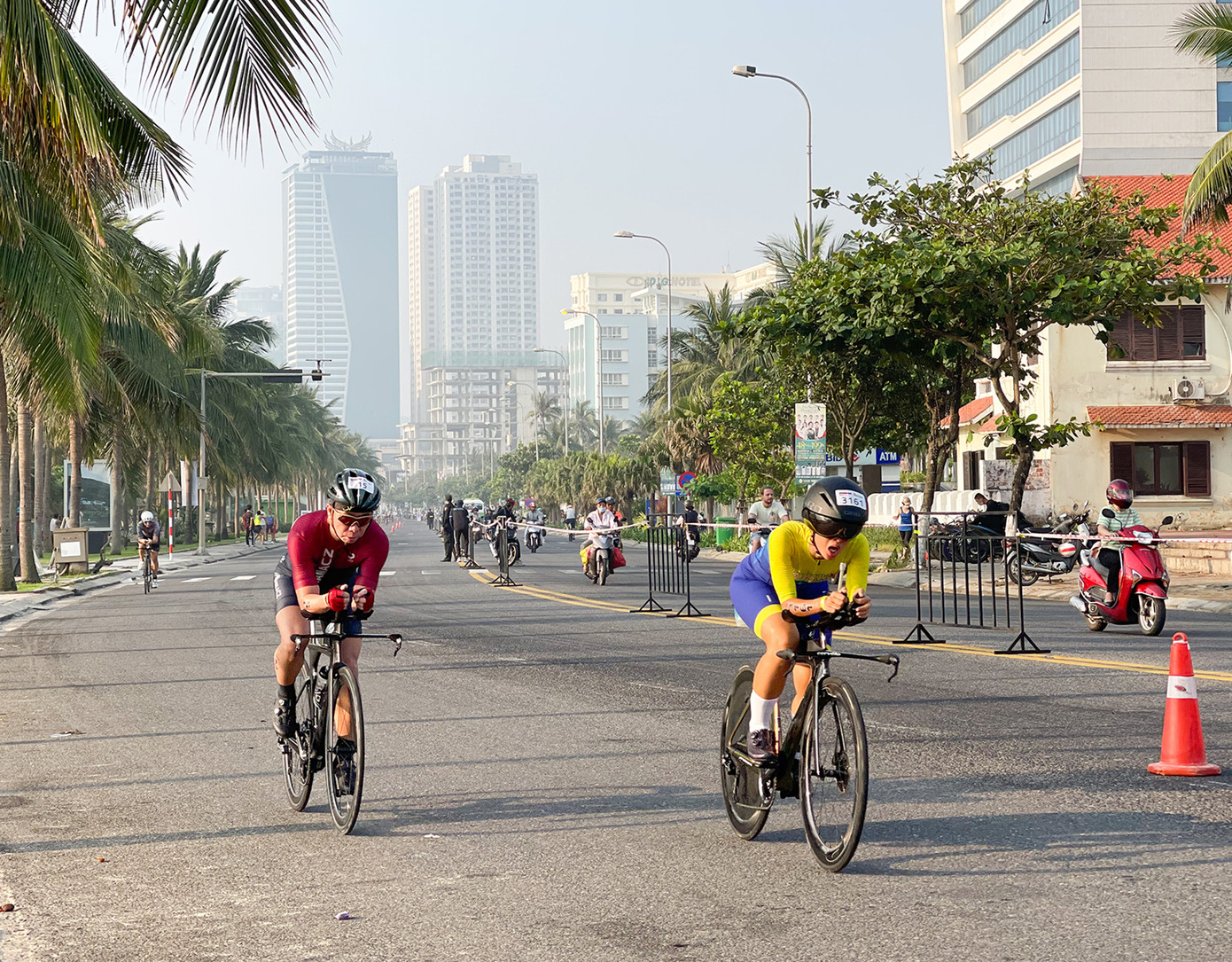 Đạp 90km trong thời tiết nóng gắt là thử thách lớn đối với các VĐV. (Ảnh: Thanh An) Đạp 90km trong thời tiết nóng gắt là thử thách lớn đối với các VĐV. (Ảnh: Thanh An)