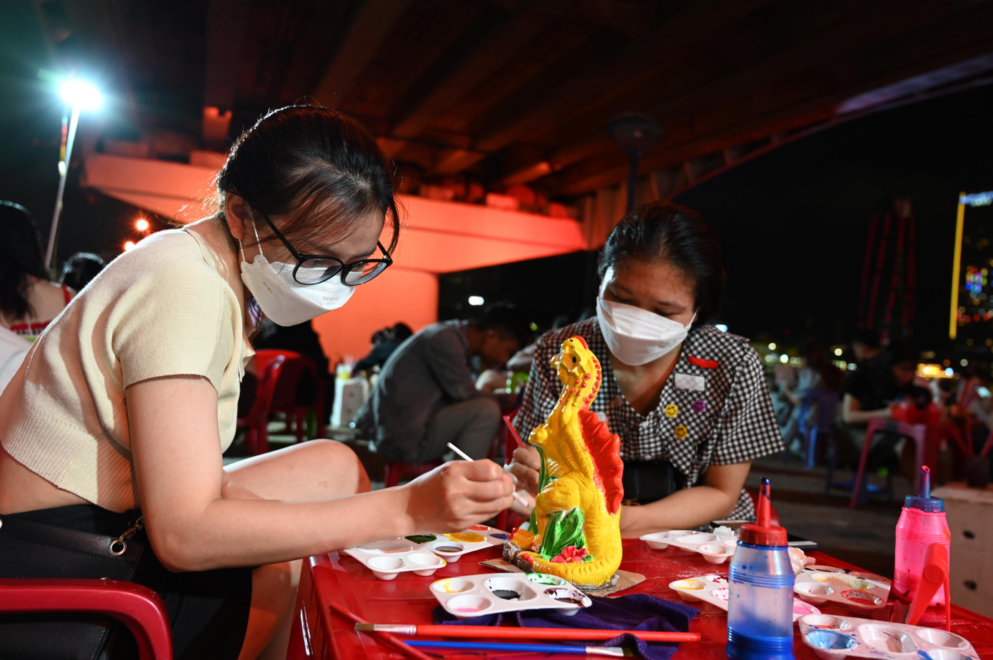 Bạn Lê Thảo Linh - sinh viên trường ĐH Ngoại ngữ Đà Nẵng, chia sẻ: “Sau những giờ học ở trường, cuối tuần em hay rủ bạn ra đây để tô tượng, cũng giống như một cách để giảm stress và tăng khả năng tập trung rất hiệu quả”. Bạn Lê Thảo Linh - sinh viên trường ĐH Ngoại ngữ Đà Nẵng, chia sẻ: “Sau những giờ học ở trường, cuối tuần em hay rủ bạn ra đây để tô tượng, cũng giống như một cách để giảm stress và tăng khả năng tập trung rất hiệu quả”.