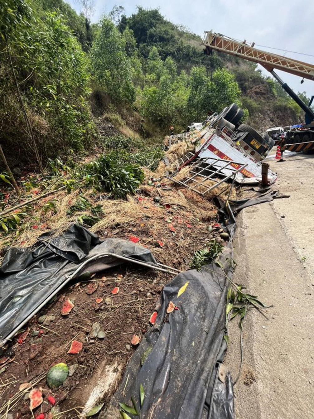 Tại hiện trường, nhiều vệt bánh xe và dưa hấu vương vãi khắp nơi. Ảnh: Huyền Oanh.