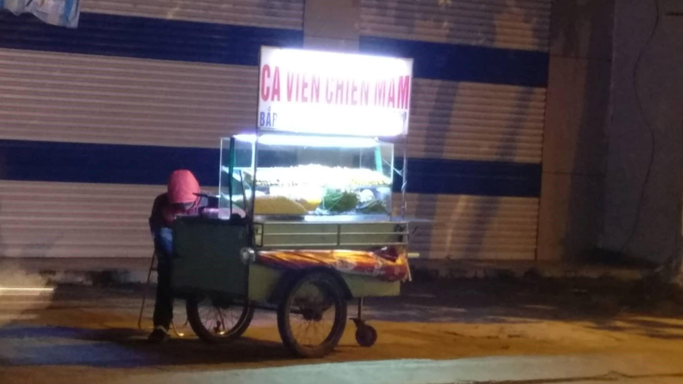 Còn xe cá viên này không được may mắn như vậy. Chị Huyền (trú quận Liên Chiểu), chủ xe hàng rong, cho biết:“Những ngày lạnh như thế này ít khách mua lắm. Vì trời rét nên mọi người cũng không đi chơi, không mua đồ ăn nhiều. Biết mưu sinh trong thời tiết này khó khăn nhưng cũng phải ra đường, thôi thì kiếm được đồng nào hay đồng đó…" Còn xe cá viên này không được may mắn như vậy. Chị Huyền (trú quận Liên Chiểu), chủ xe hàng rong, cho biết:“Những ngày lạnh như thế này ít khách mua lắm. Vì trời rét nên mọi người cũng không đi chơi, không mua đồ ăn nhiều. Biết mưu sinh trong thời tiết này khó khăn nhưng cũng phải ra đường, thôi thì kiếm được đồng nào hay đồng đó…"