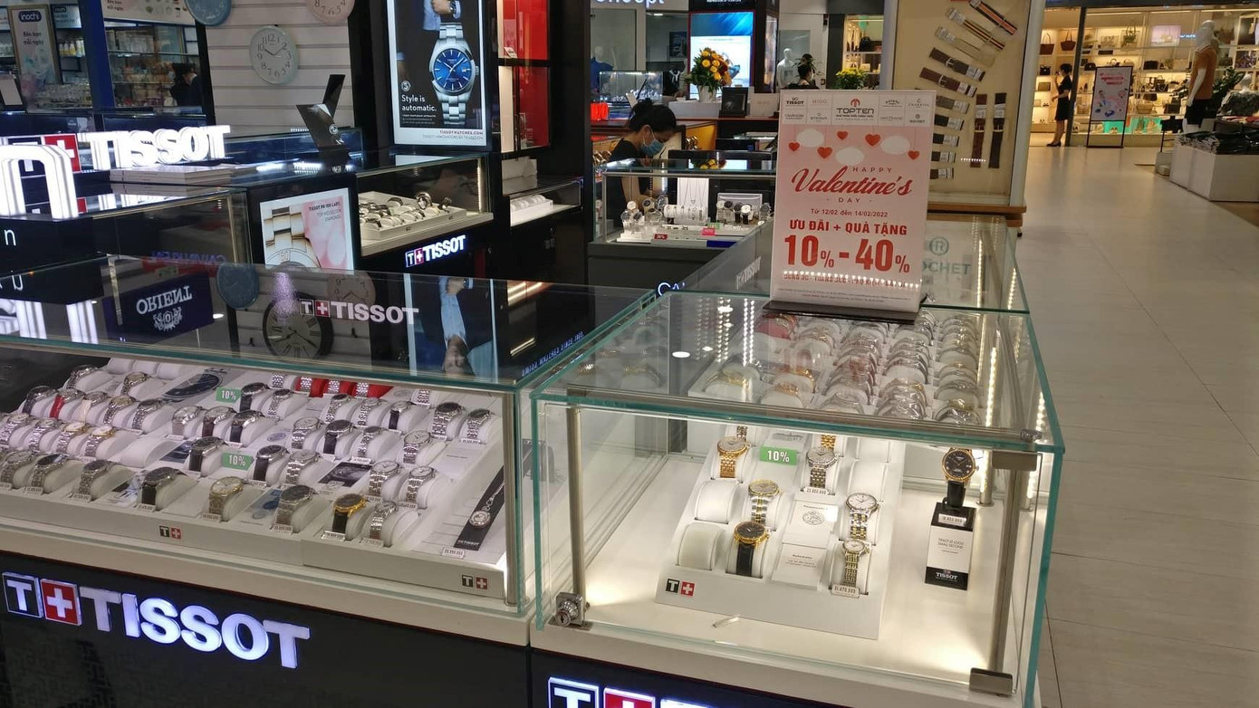 Nhiều mặt hàng cao cấp giảm giá dịp Valentine nhưng người mua cũng rất khiêm tốn