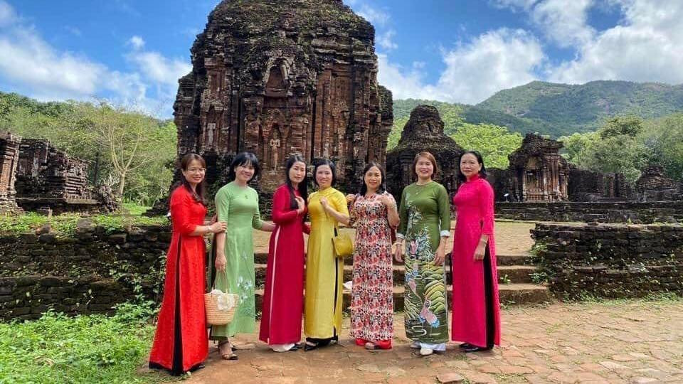 Chị Hoa, du khách đến từ Quảng Trị) bày tỏ là lần đầu tiên đến đây, nên chị cùng bạn bè chuẩn bị nhiều bộ áo dài để chụp ảnh kỉ niệm cho đẹp. Ảnh: Hoàng Yến