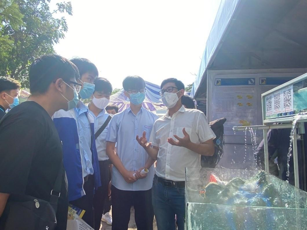 Học sinh trường THPT chuyên Lê Quý Đôn quan tâm tìm hiểu về sản phẩm NCKH của Khoa Xây dựng Công trình thủy (ĐH Bách khoa Đà Nẵng)