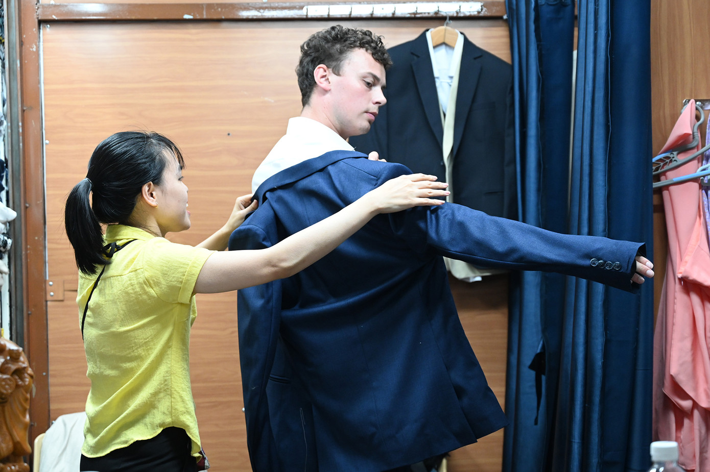 Thời gian từ khi khách đặt hàng cho đến khi hoàn thành sản phẩm chỉ trong vòng 3-4 tiếng đồng hồ. Du khách còn có thể đặt hàng qua mạng, chỉ cần cung cấp số đo, loại vải, loại áo quần cần may. Một bộ vest giá từ 1,8 đến 3,5 triệu đồng, đầm dạ hội 1,2-3 triệu đồng, váy dạ tiệc từ 1-1,8 triệu đồng, giá cả hợp lý với du khách. (Ảnh: Huỳnh Như)