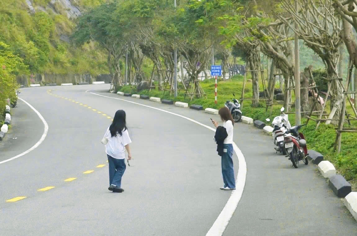 Theo xu hướng này, các bạn nữ sẽ đi bộ xuống dốc, sau đó quay ngược trở lại với nụ cười tươi tắn và duyên dáng, để lại phía sau khung cảnh phố xá nhộn nhịp với xe cộ qua lại. Ảnh: Minh Hiền Theo xu hướng này, các bạn nữ sẽ đi bộ xuống dốc, sau đó quay ngược trở lại với nụ cười tươi tắn và duyên dáng, để lại phía sau khung cảnh phố xá nhộn nhịp với xe cộ qua lại. Ảnh: Minh Hiền