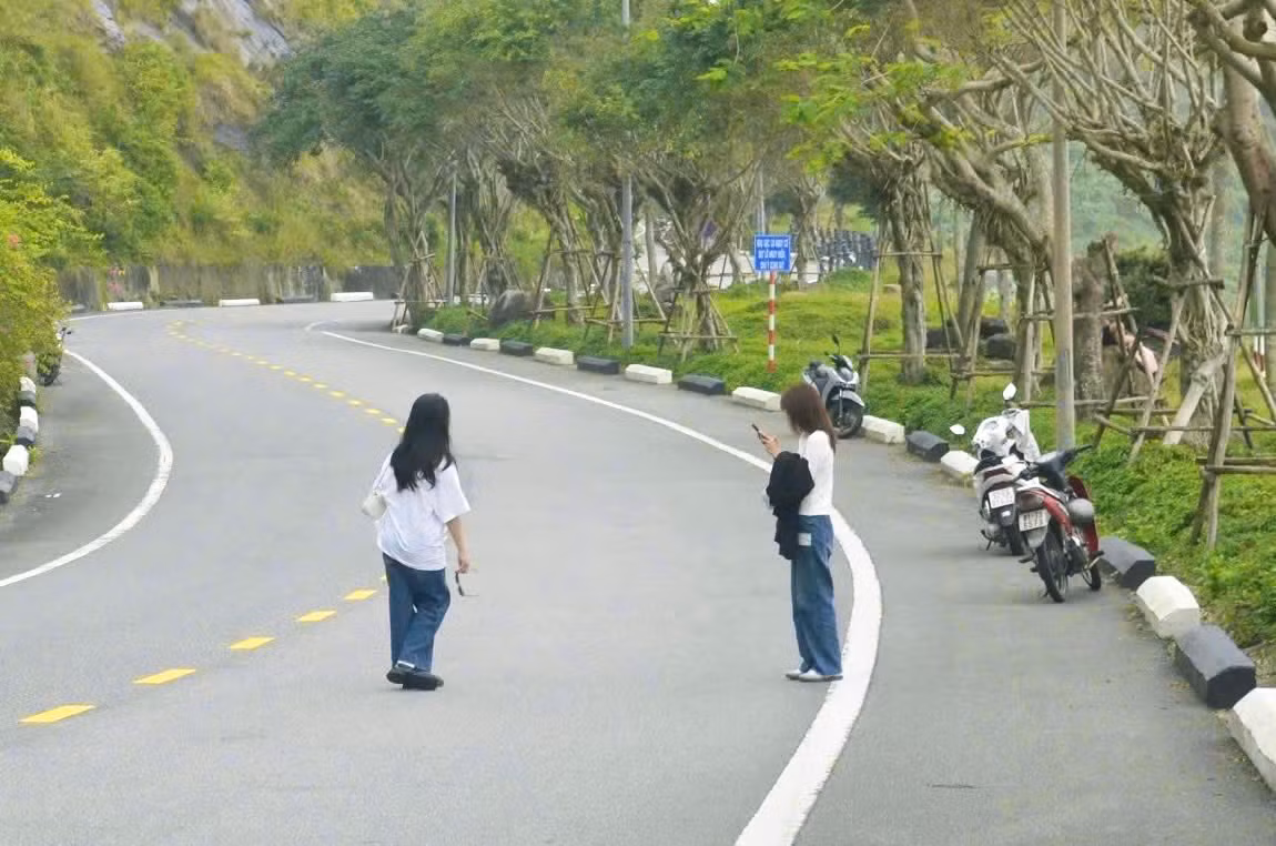 Theo xu hướng này, các bạn nữ sẽ đi bộ xuống dốc, sau đó quay ngược trở lại với nụ cười tươi tắn và duyên dáng, để lại phía sau khung cảnh phố xá nhộn nhịp với xe cộ qua lại. Ảnh: Minh Hiền Theo xu hướng này, các bạn nữ sẽ đi bộ xuống dốc, sau đó quay ngược trở lại với nụ cười tươi tắn và duyên dáng, để lại phía sau khung cảnh phố xá nhộn nhịp với xe cộ qua lại. Ảnh: Minh Hiền