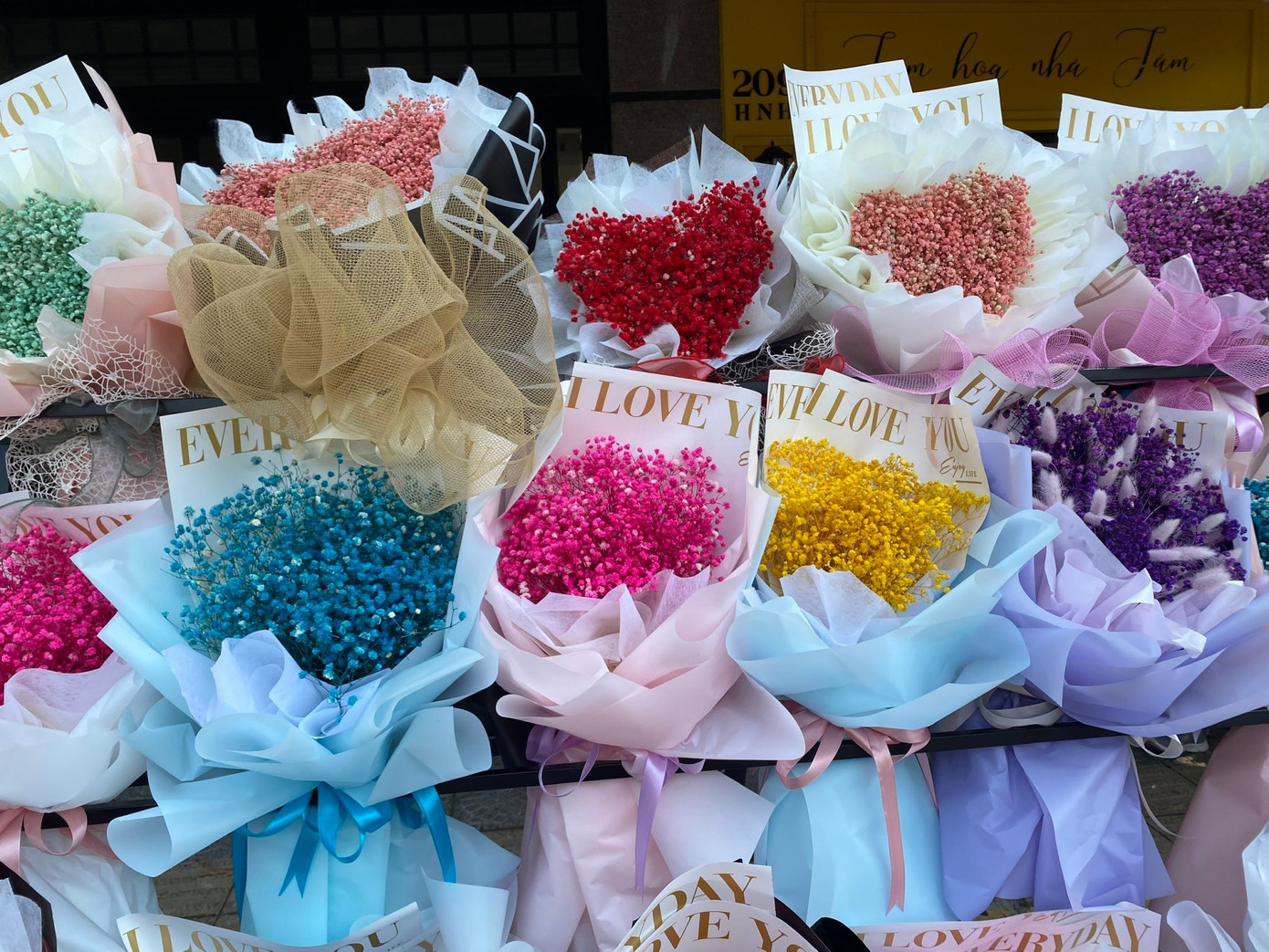Phong phú sắc màu các loại hoa dịp lễ Tình nhân. - Ảnh: Thái - Hà
