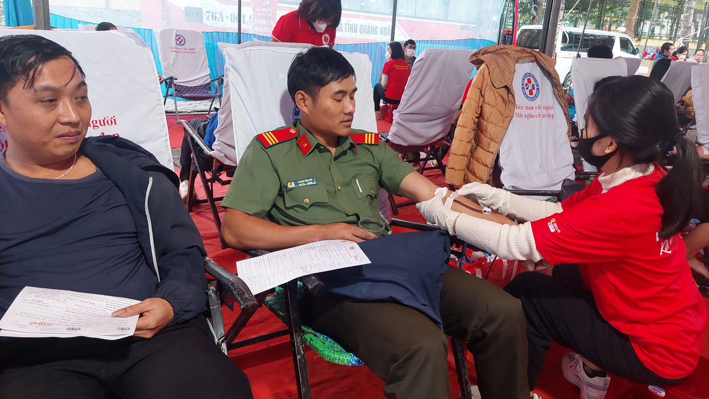 và các lực lượng vũ trang trên địa bàn huyện tham gia hiến máu và các lực lượng vũ trang trên địa bàn huyện tham gia hiến máu