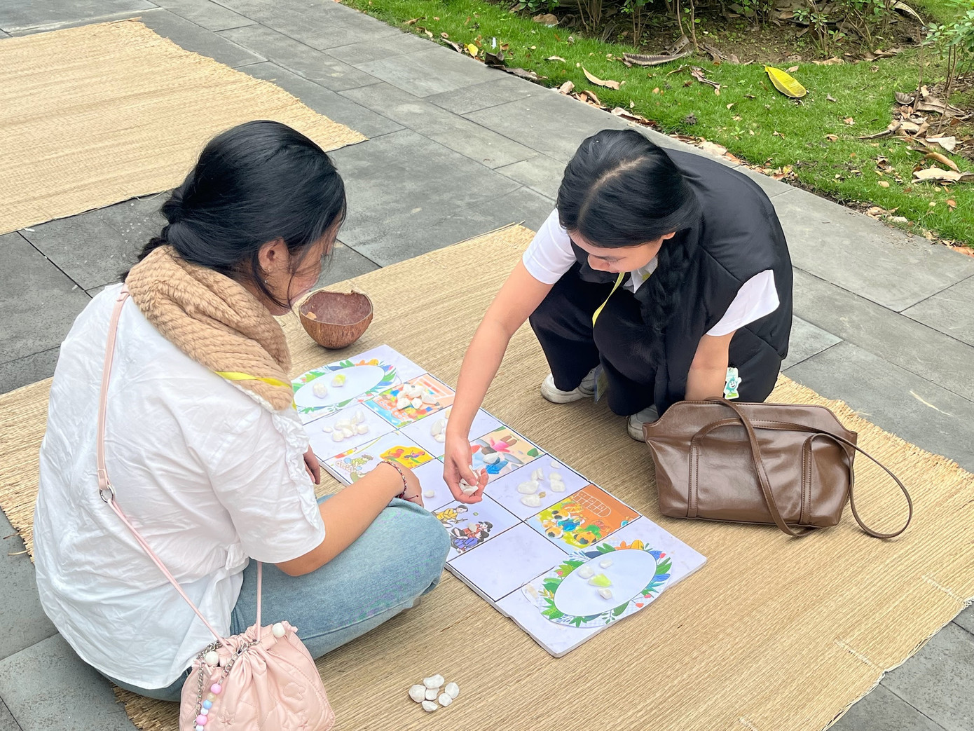 Chơi trò chơi dân gian. Ảnh: Lệ Thủy. Chơi trò chơi dân gian. Ảnh: Lệ Thủy.