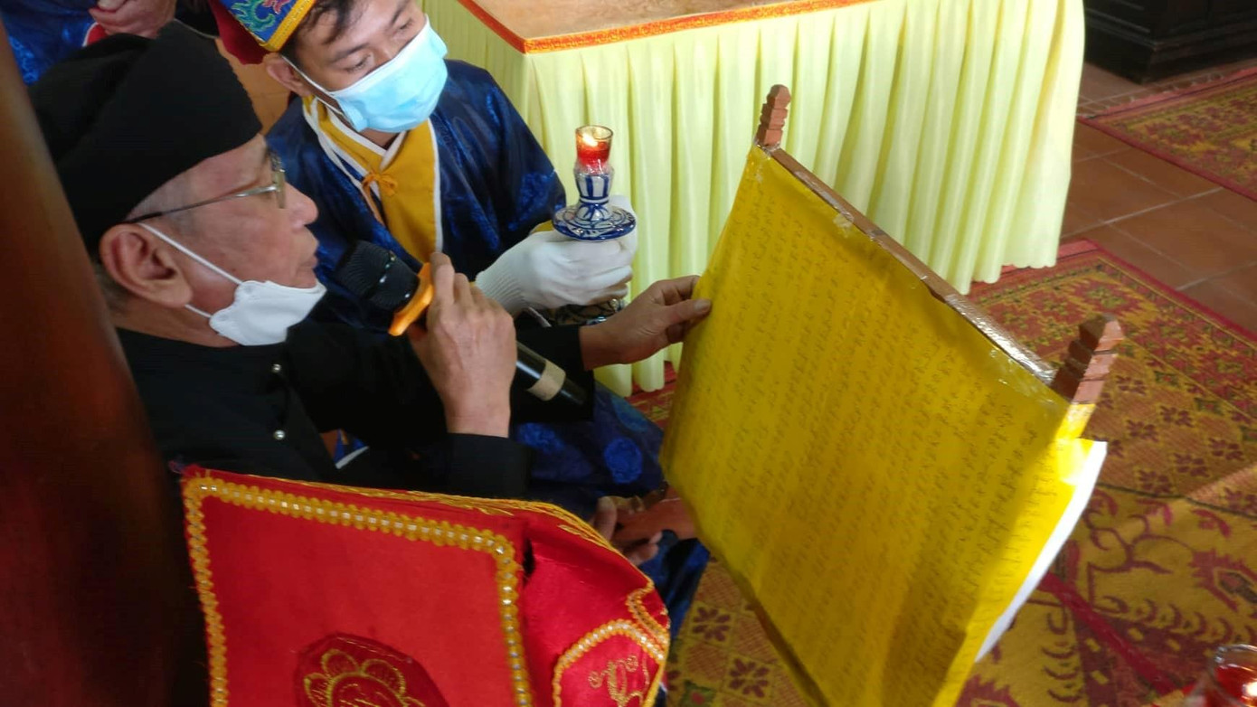 Dâng sớ - ảnh Kim Ngân Dâng sớ - ảnh Kim Ngân