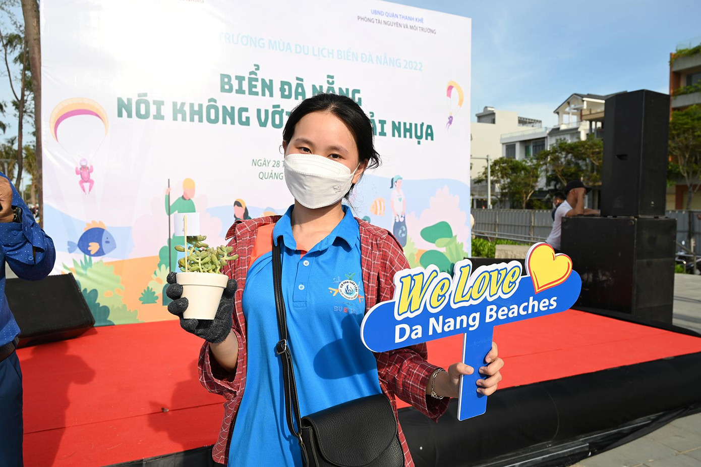 Bạn trẻ với môi trường biển Đà Nẵng - Ảnh Huỳnh Như