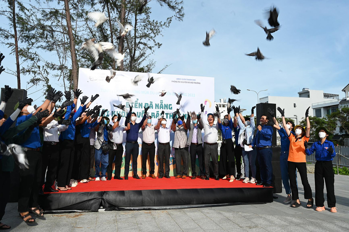 Ban tổ chức và các bạn tình nguyện viên thả chim bồ câu tại lễ phát động - Ảnh: Huỳnh Như