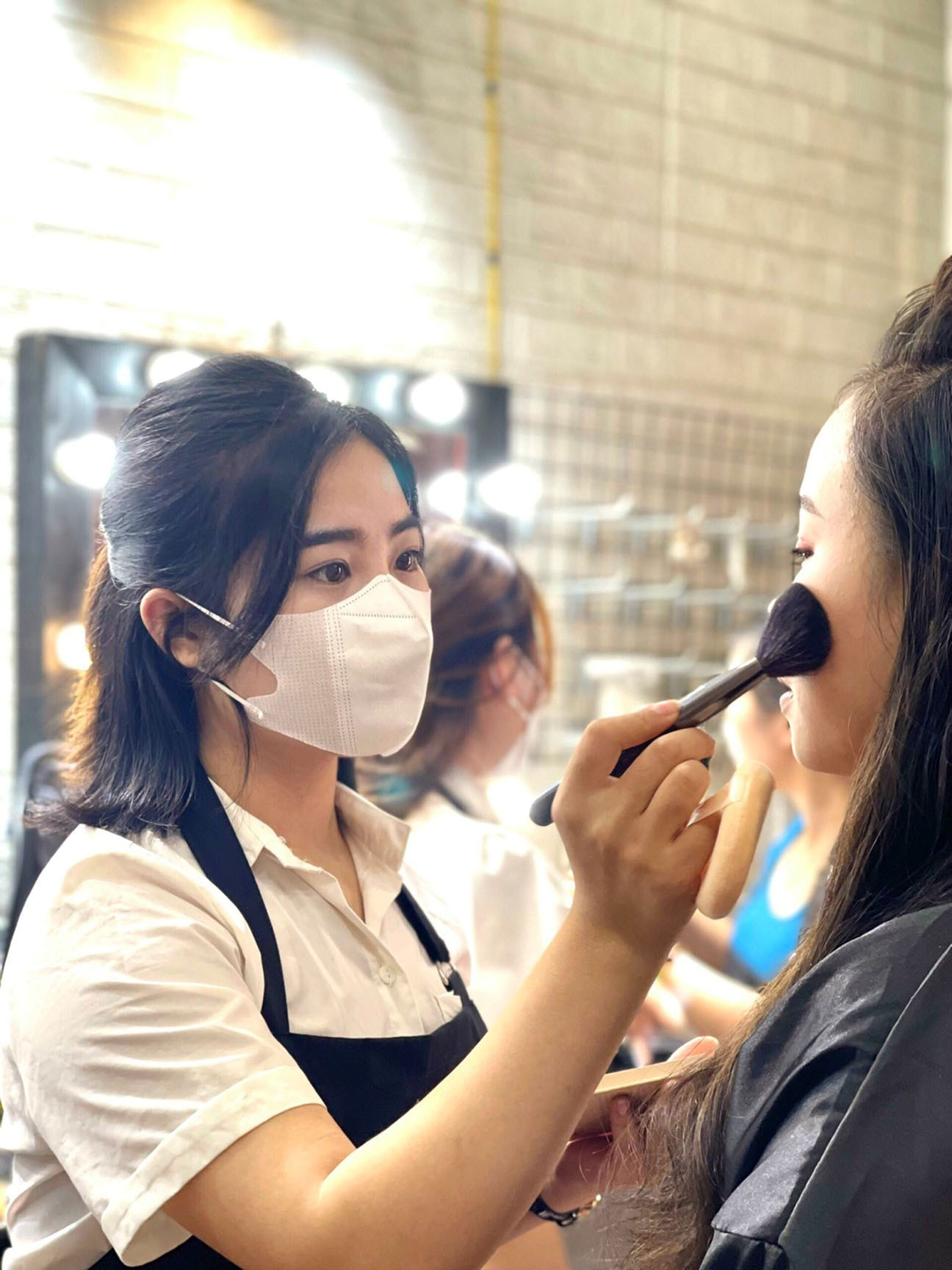 Bạn Thùy Dung với công việc chính là thợ trang điểm. - Ảnh: NVCC
