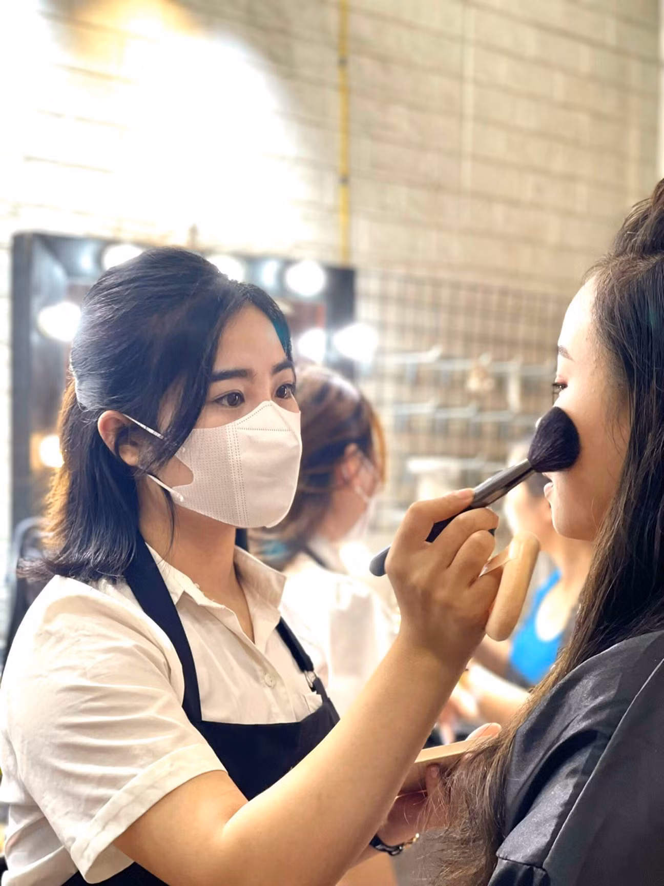 Bạn Thùy Dung với công việc chính là thợ trang điểm. - Ảnh: NVCC Bạn Thùy Dung với công việc chính là thợ trang điểm. - Ảnh: NVCC
