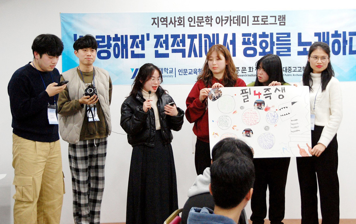 Thúy Ngọc luôn tự tin thuyết trình trong các cuộc thi ngôn ngữ Thúy Ngọc luôn tự tin thuyết trình trong các cuộc thi ngôn ngữ