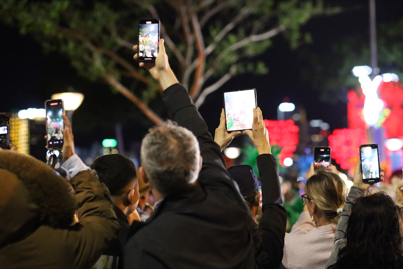 Sự cổ vũ của đông đảo người dân và du khách khiến không khí vũ hội thêm sôi động. Ảnh: Trúc Linh. Sự cổ vũ của đông đảo người dân và du khách khiến không khí vũ hội thêm sôi động. Ảnh: Trúc Linh.