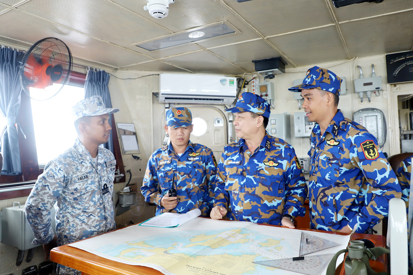 Cán bộ thủy thủ Tàu 20 thống nhất nội dung diễn tập với sĩ quan liên lạc Hải quân Malaysia. (Ảnh: Hoàng Diệu)
