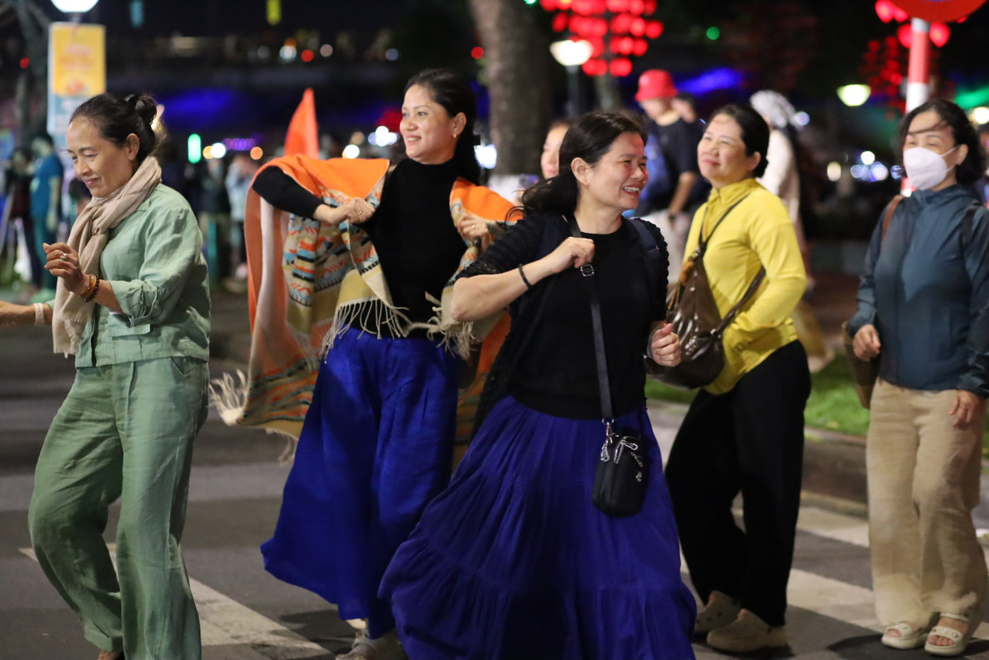 Người xem cũng hòa mình vào những điệu nhảy sôi động. Ảnh: Trúc Linh. Người xem cũng hòa mình vào những điệu nhảy sôi động. Ảnh: Trúc Linh.