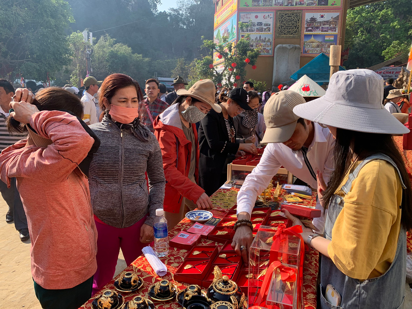 Nhiều mặt hàng lưu niệm Phật giáo thu hút nhiều người tham quan, mua sắm. Ảnh: Khánh - Hà.