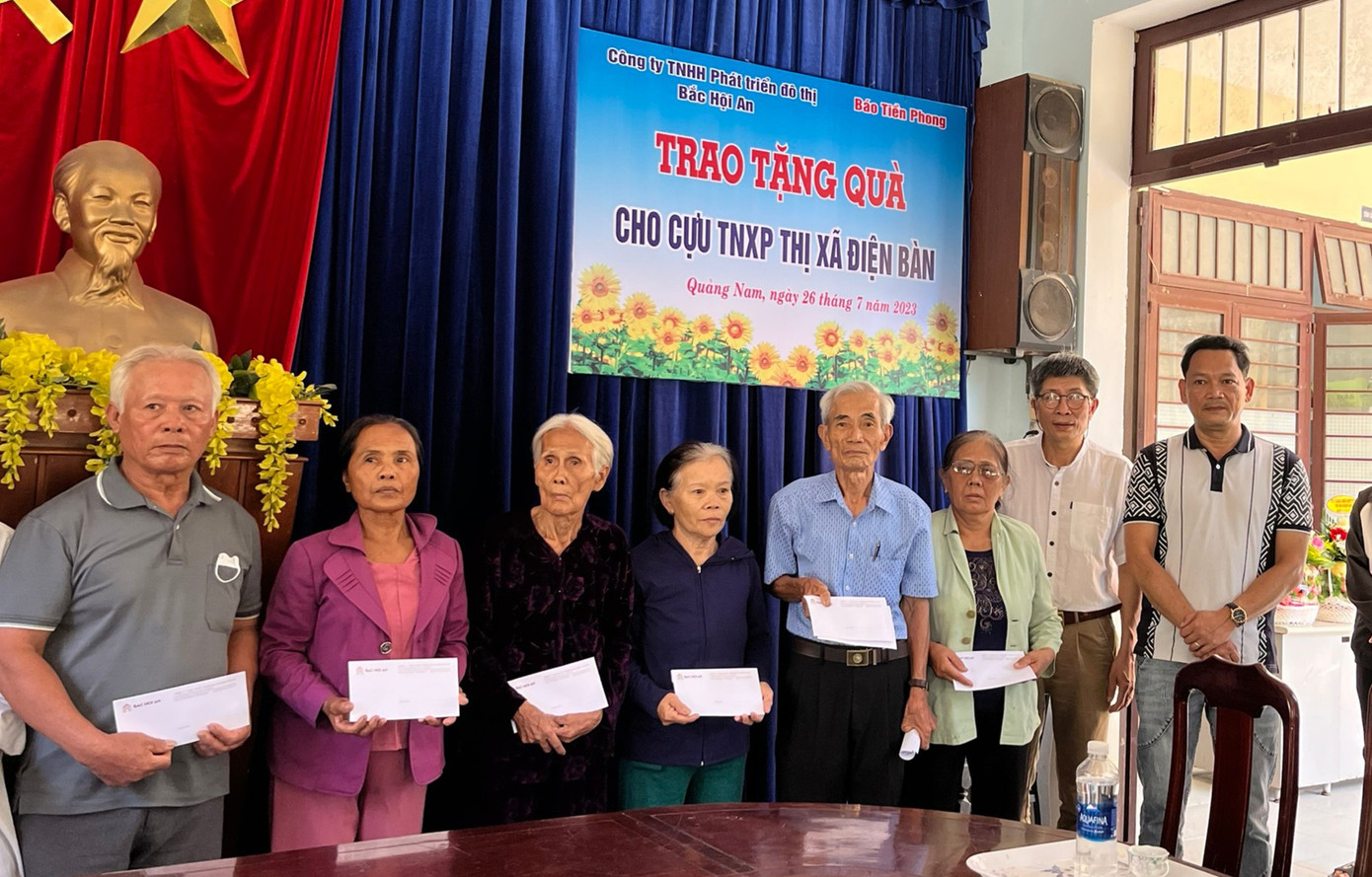 Trao quà cho các cựu TNXP thị xã Điện Bàn.