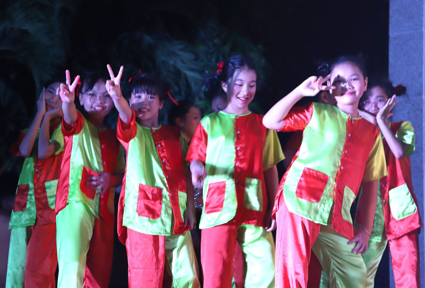 Các cháu thiếu nhi rất phấn khích trước giờ biểu diễn văn nghệ đêm trăng. (Ảnh: Hoàng Diệu)