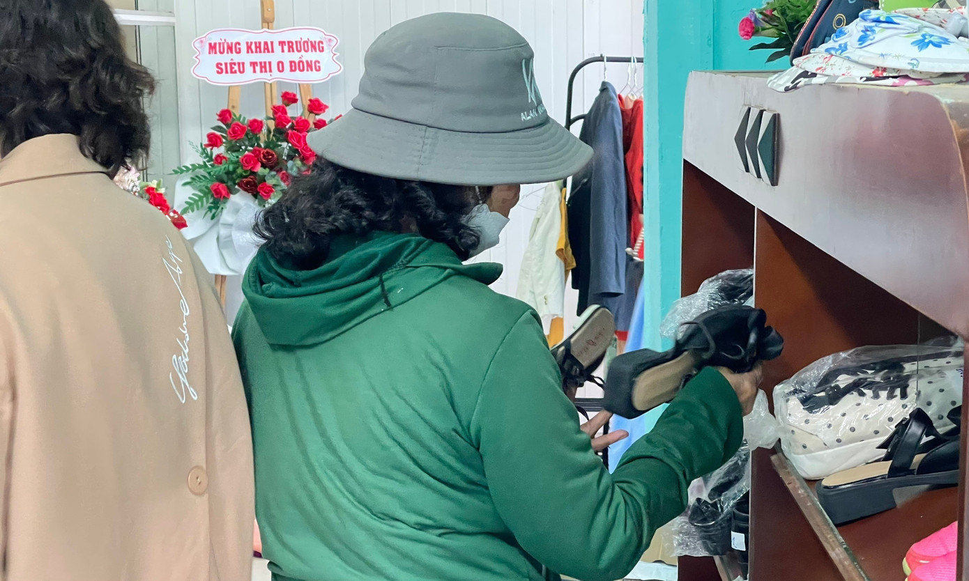 “Siêu thị 0 đồng” có nhiều mặt hàng, chủ yếu là đồ may mặc, giày dép, túi xách, sách báo và thực phẩm khô... Tại đây, mọi người có thể mang về các mặt hàng cần thiết mà không phải trả bất kỳ chi phí nào. Các mặt hàng được đóng góp từ nhiều nhà hảo tâm, trong đó chủ yếu là từ thầy và trò của trường. Điều đặc biệt là tất cả sản phẩm đều đảm bảo chất lượng, đẹp mắt, đáp ứng nhu cầu cơ bản của những người đến nhận.