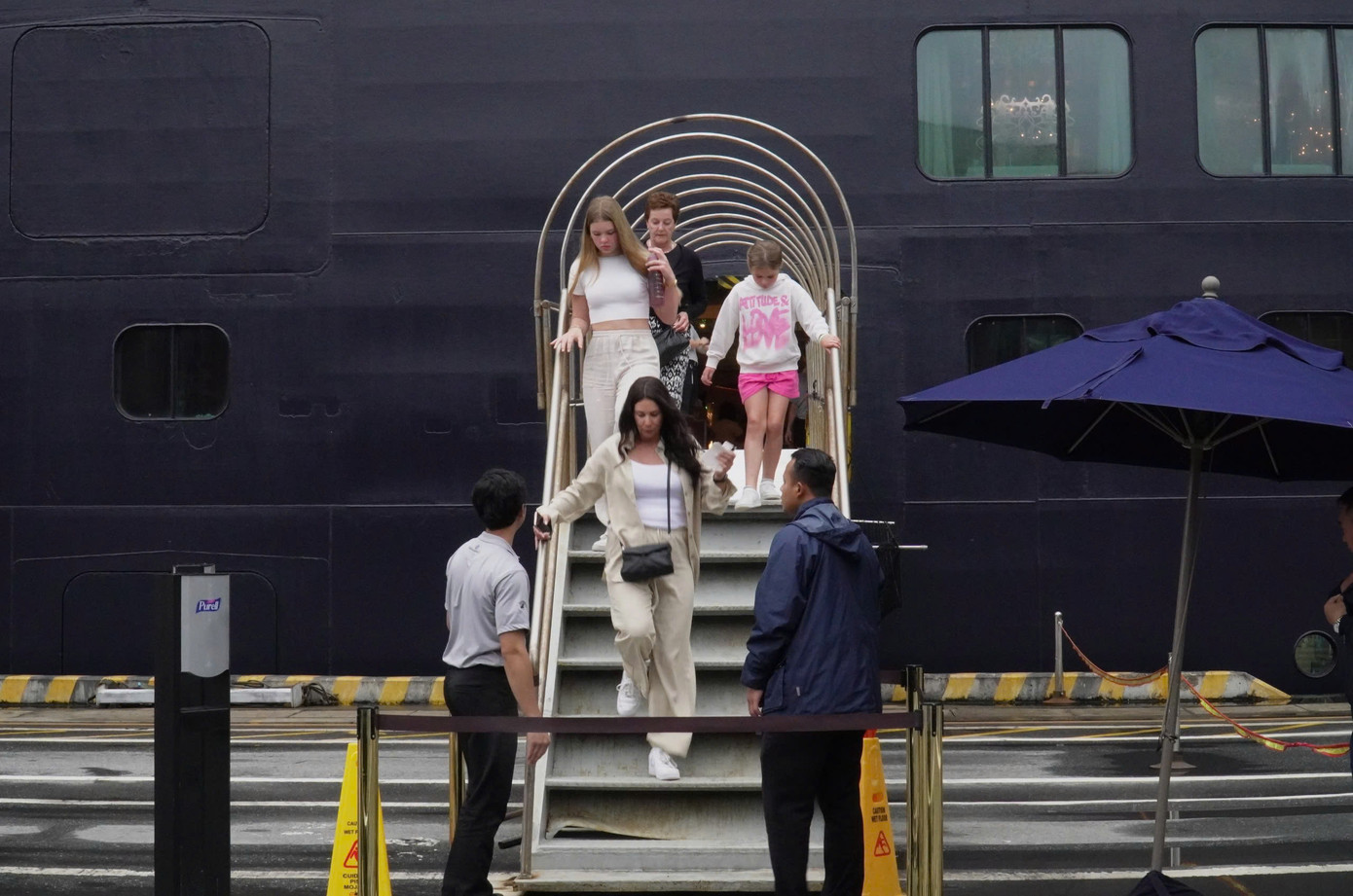 Du thuyền Noordam dài 285,29m và 11 tầng phục vụ 924 phòng. Tại Đà Nẵng, du khách sẽ dành hai ngày tham quan những điểm đến nổi tiếng như Ngũ Hành Sơn, chùa Linh Ứng Sơn Trà, Bảo tàng Điêu khắc Chăm, biển Mỹ Khê và khám phá thành phố bằng xích lô...