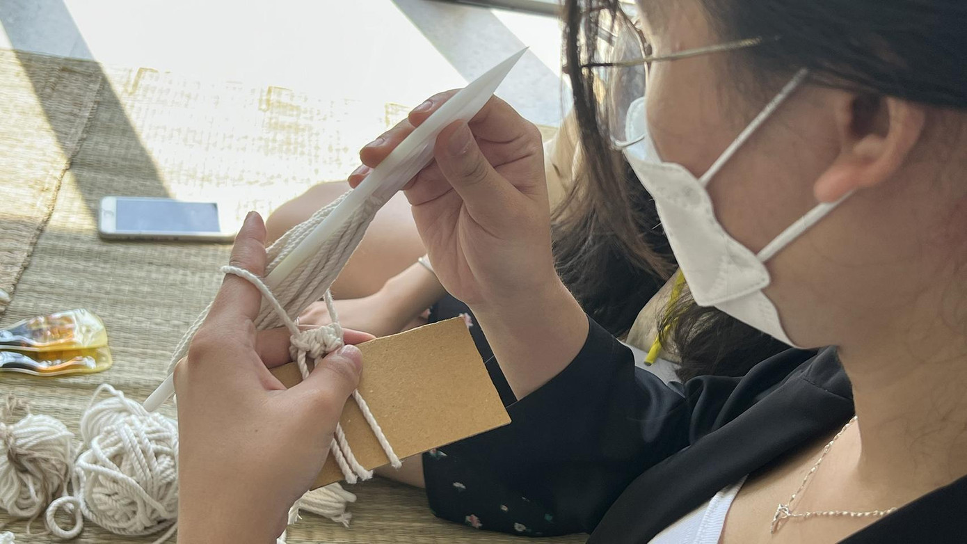 Mỗi mũi đan lưới được lấy cảm hứng từ nút thắt lưới đánh cá của các ngư dân. Theo chị Trần Thị Minh Thanh (TNV hướng dẫn đan lưới) thì việc đang lưới cần có sự khéo léo. Thành phẩm mang đến một giá trị văn hóa, cái đẹp ở ngay từng nút thắt trong đời sống ngư nghiệp. (Ảnh: Bảo Quyên)