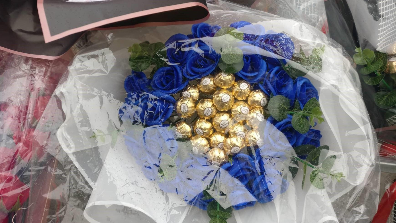 Không chỉ đa dạng mặt hàng quà tặng, giá bán cũng được hạ xuống mức bình dân để thu hút khách hàng. Với trên dưới 50.000 đồng, các bạn trẻ đã có thể sắm một món quà tặng người yêu hoặc thêm 10.000 - 20.000 đồng để thêm dịch vụ "ship" tận nơi. Ảnh: Kim Ngân