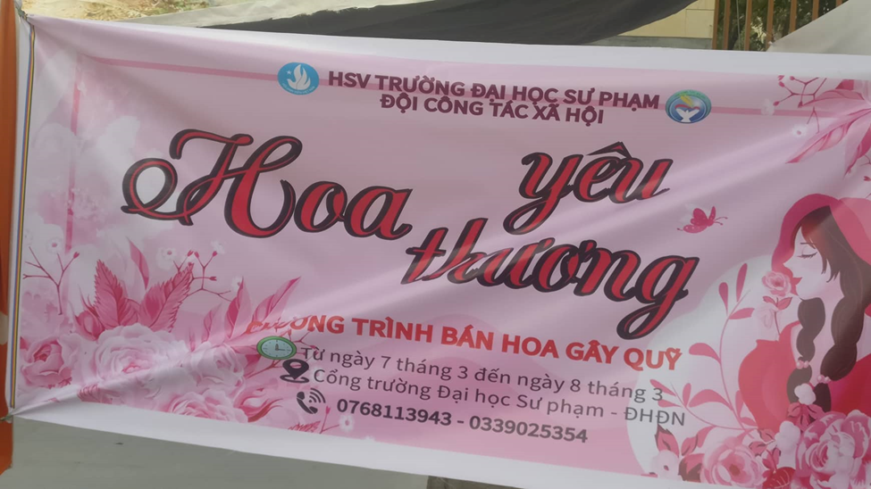 Tại đường Tôn Đức Thắng, đoạn trước trường ĐH Sư phạm Đà Nẵng, chưa đến 100m đã có đến 3 gian hàng “Bán hoa gây quỹ từ thiện” của các nhóm sinh viên - Ảnh: Kim Ngân