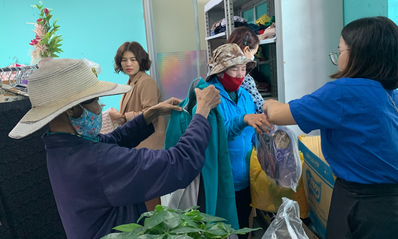 Với phương châm Ai cần thì lấy – Ai có thì cho, từ những chiếc áo ấm đến những đôi giày, mọi món đồ đều mang theo câu chuyện của sự chia sẻ và yêu thương, đem lại không khí ấm áp và nhân văn.