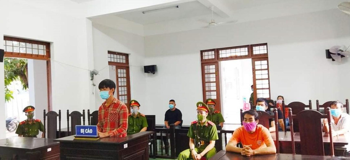 Bị cáo Luân lãnh án 12 tháng tù giam về tội chống người thi hành công vụ - ảnh Huyền Oanh